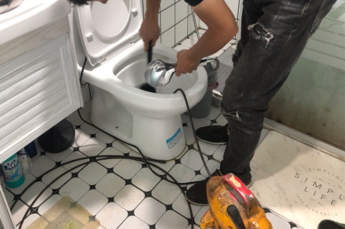 南昌馬桶堵塞自己疏通還是找師傅？專業上門服務讓你省時更省心